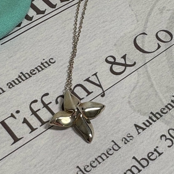 Authentic Tiffany & Co. sterling silver flower pendant necklace w certificate - Picture 3 of 6